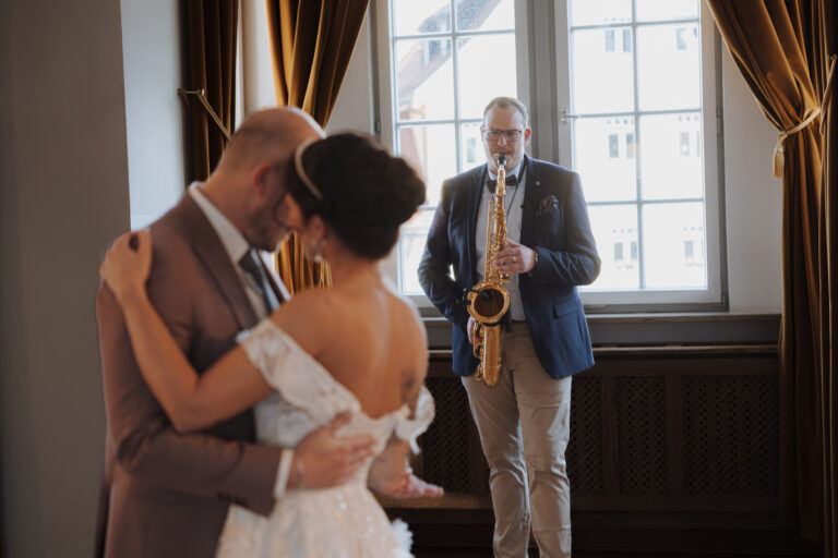 Saxophonist Hochzeitstanz Eröffnungstanz Brautpaar Allgäu