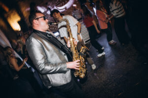 Hochzeitsparty - Show Saxophonist - Hochzeits DJ - Taktvolle Trauungen
