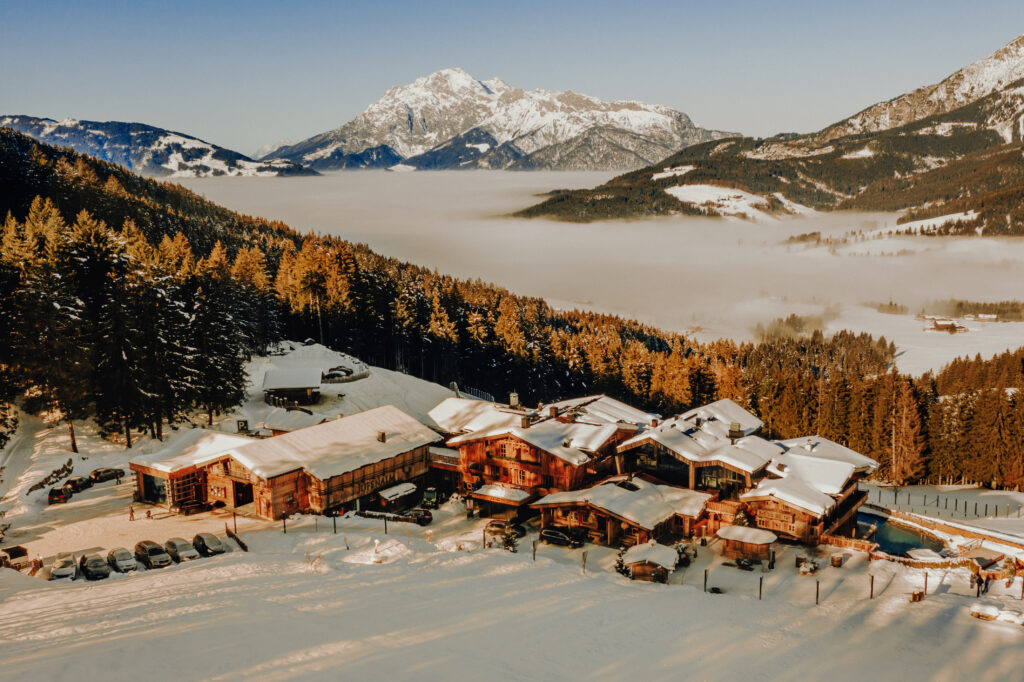 Perfekt organisierte Berghochzeit dank professionellem Hochzeitsplaner, während Schnee die Landschaft bedeckt