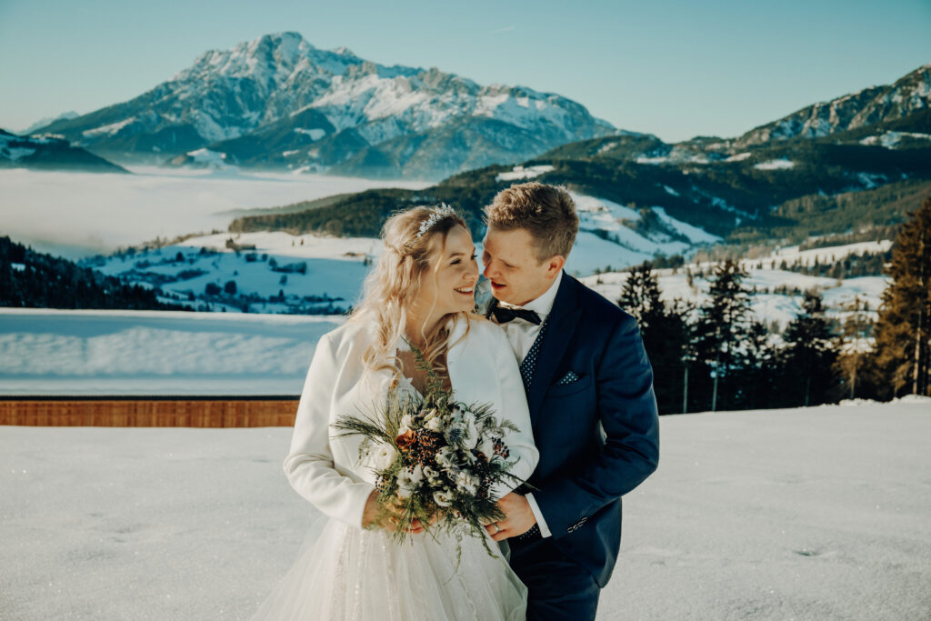Romantische Berghochzeit mit Blick auf das imposante Alpenpanorama in Österreich