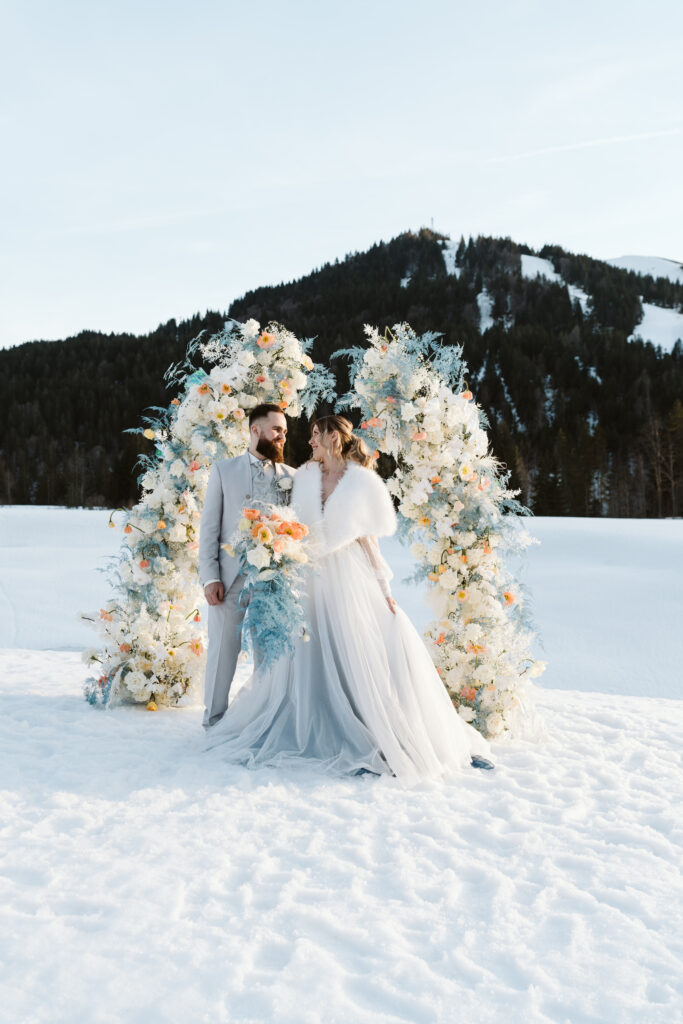 Stilvolle Winterhochzeit in Österreich, geplant von einem erfahrenen Hochzeitsplaner, mit Fokus auf freie Trauung