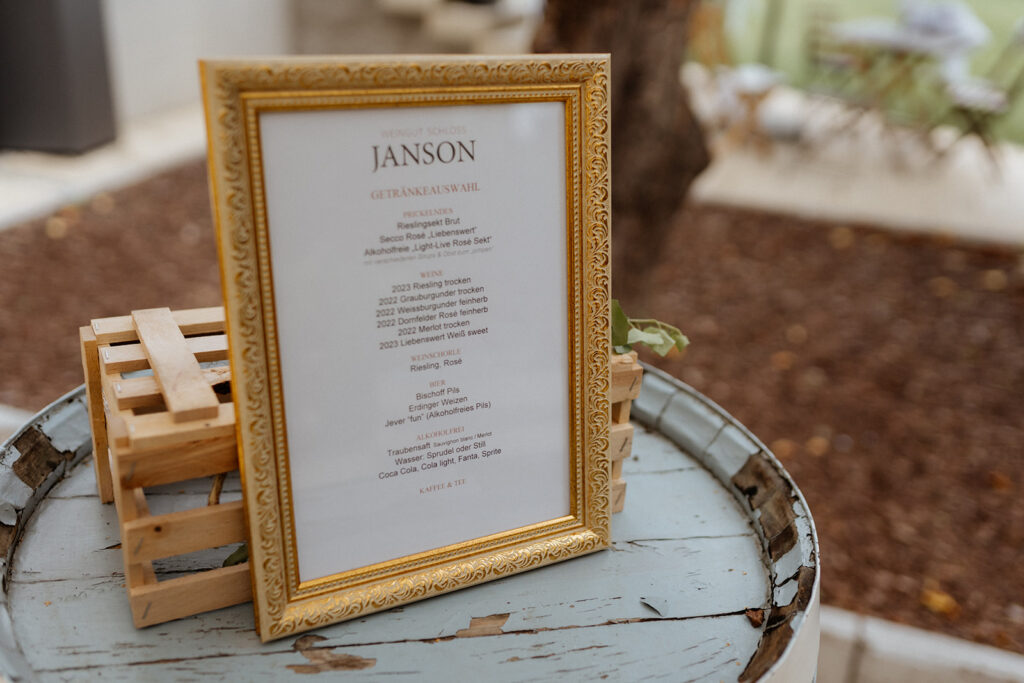 Hochzeit im Weingut Schloss Janson individuell gestaltete Getränkekarte für die freie Trauung