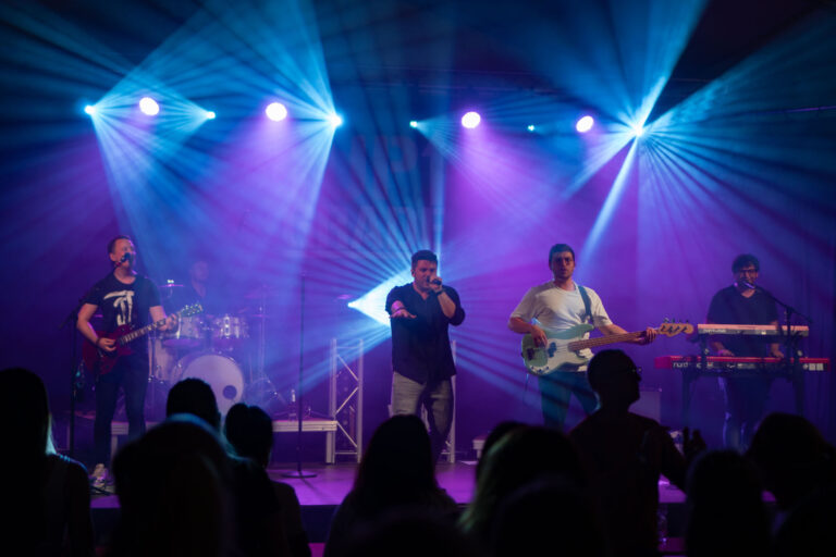 Die Hochzeitsband begeistert Gäste mit live gespielter Musik