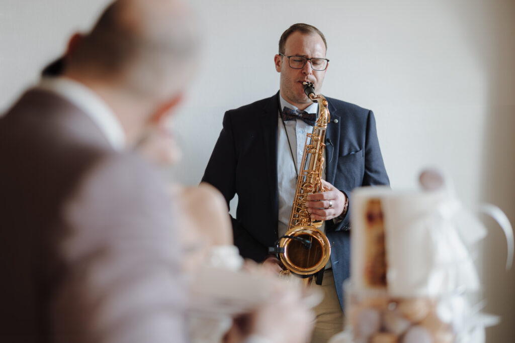 Hochzeitsmusiker, Hochzeitssaxophonist, Brautpaar, Tortenanschnitt Hochzeit