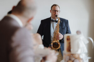 Hochzeitsmusiker, Hochzeitssaxophonist, Brautpaar, Tortenanschnitt Hochzeit